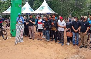 Wali Kota Jambi, Syarif Fasha saat melepas peserta MTB. Foto: AksesJambi.com