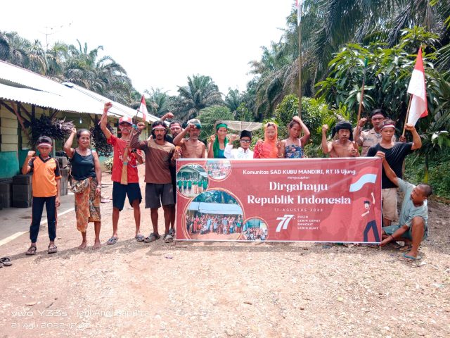 Polisi Rimba Merangin bersama SAD foto spanduk ikut meriahkan HUT RI ke-77,Minggu (21/08/2022). Foto Ist