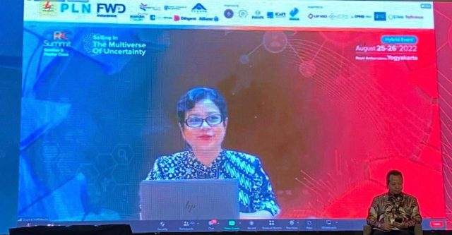 IMG-20220828-WA0000 Ketua dewan audit OJK Sophia Wattimena dalam paparannya pada GRC Summit 2022. Foto. Ist