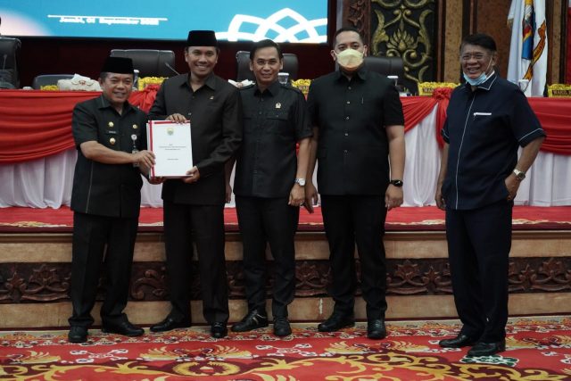 Gubernur Jambi, Al Haris foto penyerahan nota pengantar KUPA, PPAS dan APBD Perubahan Provinsi Jambi Tahun Anggaran 2022 pada Rapat Paripurna Dewan Perwakilan Rakyat Daerah (DPRD) Provinsi Jambi. Foto. Kmf
