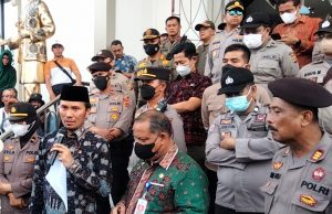 Ketua DPRD Provinsi Jambi Edi Purwanto meyampaikan ka massa aksi aliansi Gestur Jambi. Foto: Wjs