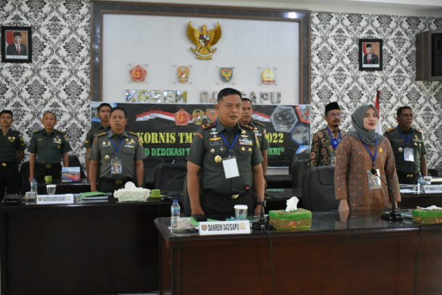 Danrem 042/Gapu Brigjen TNI Supriono bersama peserta rapat lainnya menghadiri Rakornis TMMD 2022. Foto: Ist