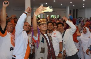 Menteri Pariwisata dan Ekonomi Kreatif Indonesia, Sandiaga Salahuddin Uno narasumber talk show memberikan motivasi dan semangat untuk pelaku UMKM. Dirinya juga tidak lupa mengajak foto selfie bersama. Foto: Bjs