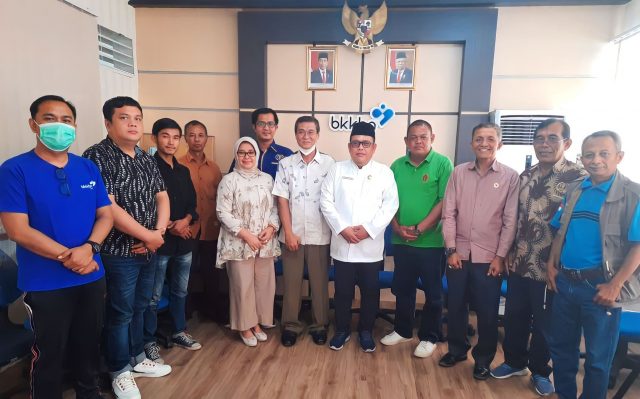 Beberapa pengurus PWI Jambi saat bersilaturahmi di Kantor BKKBN Provinsi Jambi. Foto: Ist