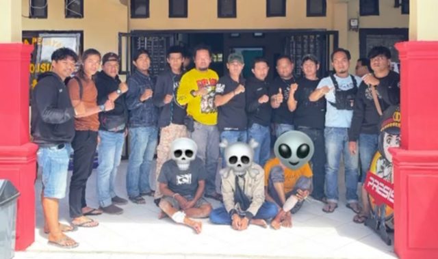 Tiga orang tersangka perampokan yang berhasil diamankan Polres Tanjab Timur. Foto: Ist