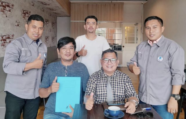 Ketua DPD PJS Riau didampingi Sekretaris dan pengurus lainnya menyerahkan Mandat pembentukan DPC Rohil. Foto: Ist