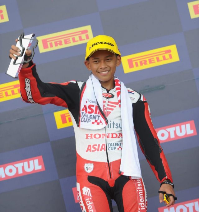 IMG-20221113-WA0012 Veda Ega Pratama mengangkat tropi di podium race pertama IATC di Mandalika. Foto: Ist