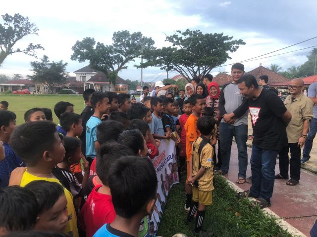 Romi Hariyanto menyapa anak-anak di Kabupaten Sarolangun. Foto: Ist