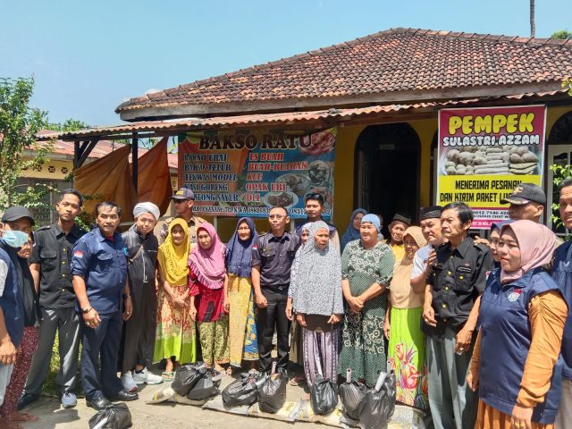 Peringati HUT LKPNI ke-6 bagi paket sembako kepada warga yang berhak menerima, kita langsung turun kemasyarakat yang benar benar membutuhkan. Foto: Ist
