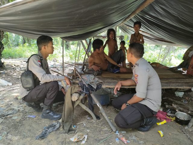 Personel Polisi Rimba Polda Jambi saat menghampiri sudung (rumah orang rimba). Foto: Ist