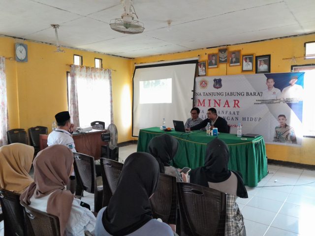 Karang Taruna Tanjung Jabung (Tanjab) Barat menghadirkan pemerhati lingkungan, Agung Gusti Khairi Azwar, sebagai narasumber dalam seminar Bahaya dan Manfaat Sampah Bagi Lingkungan. Foto:Ist