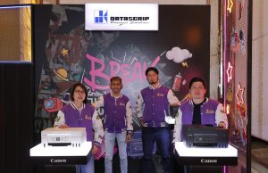 Tampak pada gambar (kiri ke kanan): Monica Aryasetiawan – Canon Business Unit Director PT Datascrip, Andryan Pranata – Marketing Manager Canon Printing and Scanning Devices Group PT Datascrip, Hiroki Umeto - Marketing Manager, Printing and Scanning Devices - Canon Singapore Pte. Ltd dan Syailendra Kamdani – Head of Marketing Division Canon Business Unit PT Datascrip berfoto bersama saat acara peluncuran printer ink tank terbaru Canon, yaitu PIXMA Ink Efficient G4770, G3770, G2770 dan G1737 di Jakarta (15/12/2022). Foto: Ist