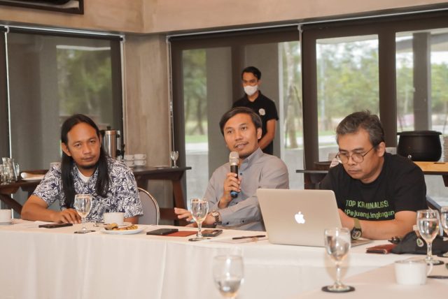 Ketua DPRD Provinsi Jambi Edi Purwanto (tengah) Musri Nauli (kanan), Direktur ED Walhi Jambi Abdullah (kiri). Foto: Ist
