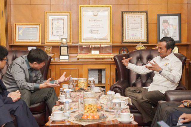 Kunjungan Duta Besar Republik Singapura untuk Indonesia di ruang kerja ketua DPRD Provinsi Jambi, Jumat (16/12/2022). Foto: Ist