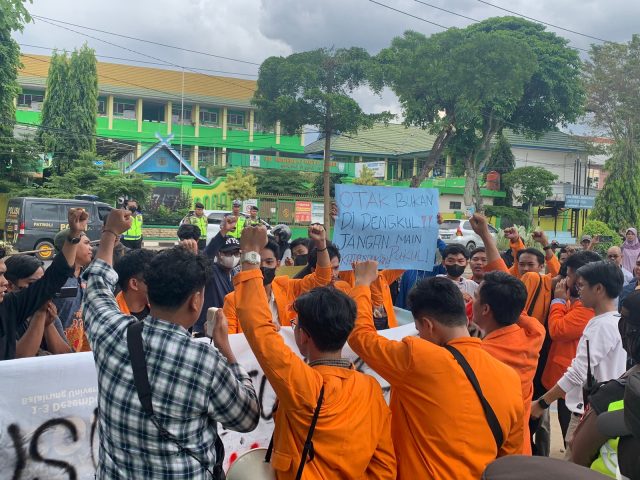 Oknum Dosen Jambi Didemo Aniaya dan Hina Mahasiswa DisabiliatasAksi unjuk rasa mahasiswa di depan Rumah Dinas Rektor Unja, Selasa (20/12/2022). Mereka mennuntut rektor mengusut kasus penganiayaan dan penghinaan yang dilakukan dosen terhadap mahasiswa. (Foto Wahyu Jati)