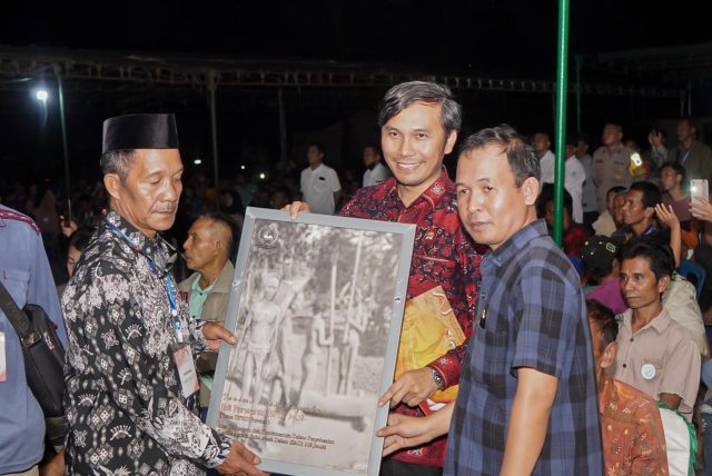 Ketua Dewan Perwakilan Rakyat Daerah Provinsi Jambi, Edi Purwanto (mengenakan batik warna merah), dalam acara Penyerahan Sertifikat Tanda Bukti Hak Bersama (Komunal) SAD 113 di Batanghari, Rabu Malam (21/12/2022).