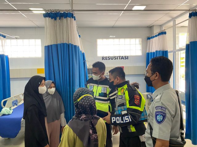 Pegawai Jasa Rahraja Jambi yang bertugas piket PAM Natal 2022 dan Tahun Baru 2023 mengunjungi korban kecelakaan ke rumah sakit bersama pihak kepolisian.