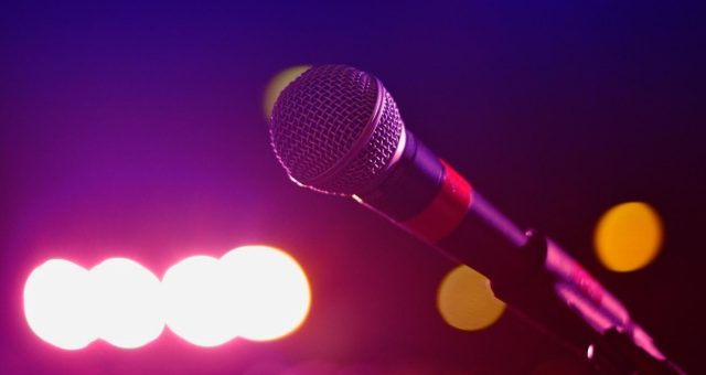 Ilustrasi mikrofon (Photo by Suvan Chowdhury: https://www.pexels.com/photo/close-up-photography-of-microphone-144429/)