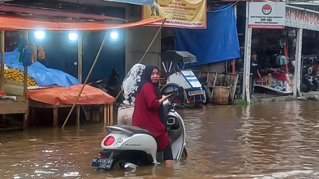 Kondisi kawasan Siswa, Kelurahan Tungkat IV, Kota, Kecamatan Tungkal Ilir, Tanjab Barat yang tergenang banjir rob. Terlihat satu motor mogok. Foto: Wahyu Jati