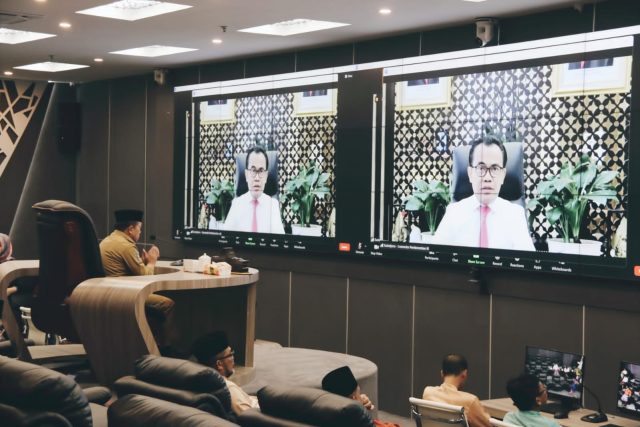 Gubernur Jambi, Al Haris mengikuti Rapat secara Virtual Bersama Kementerian Dalam Negeri RI dan Kementerian Kesehatan RI. Foto: Kmf