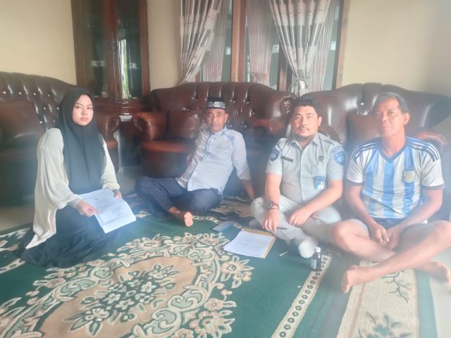 IMG-20230112-WA0016 Petugas Jasa Raharja Jambi saat berada di rumah duka korban kecelakaan, di Muarabulian, Selasa (10/01/2023).