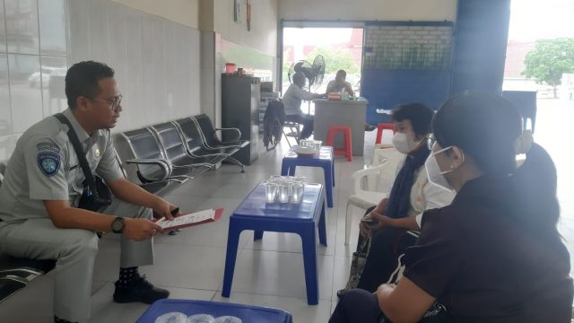 Petugas sedang melakukan pendataan di rumah duka korban kecelakaan lalu lintas untuk santunan meninggal dunia.