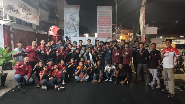 Foto bersama para komunitas sepeda motor saat menghadiri Kopdargab di Dealer Honda Astra Motor Jambi, Minggu (15/01/2023.
