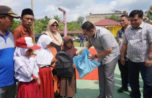 M Syukur Salurkan Perlengkapan Sekolah Gratis untuk Siswa SD–SMP