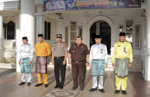 Ketua DPRD Tanjab Barat Hadiri Upacara Peringatan Hardiknas 2026 di Kantor Bupati